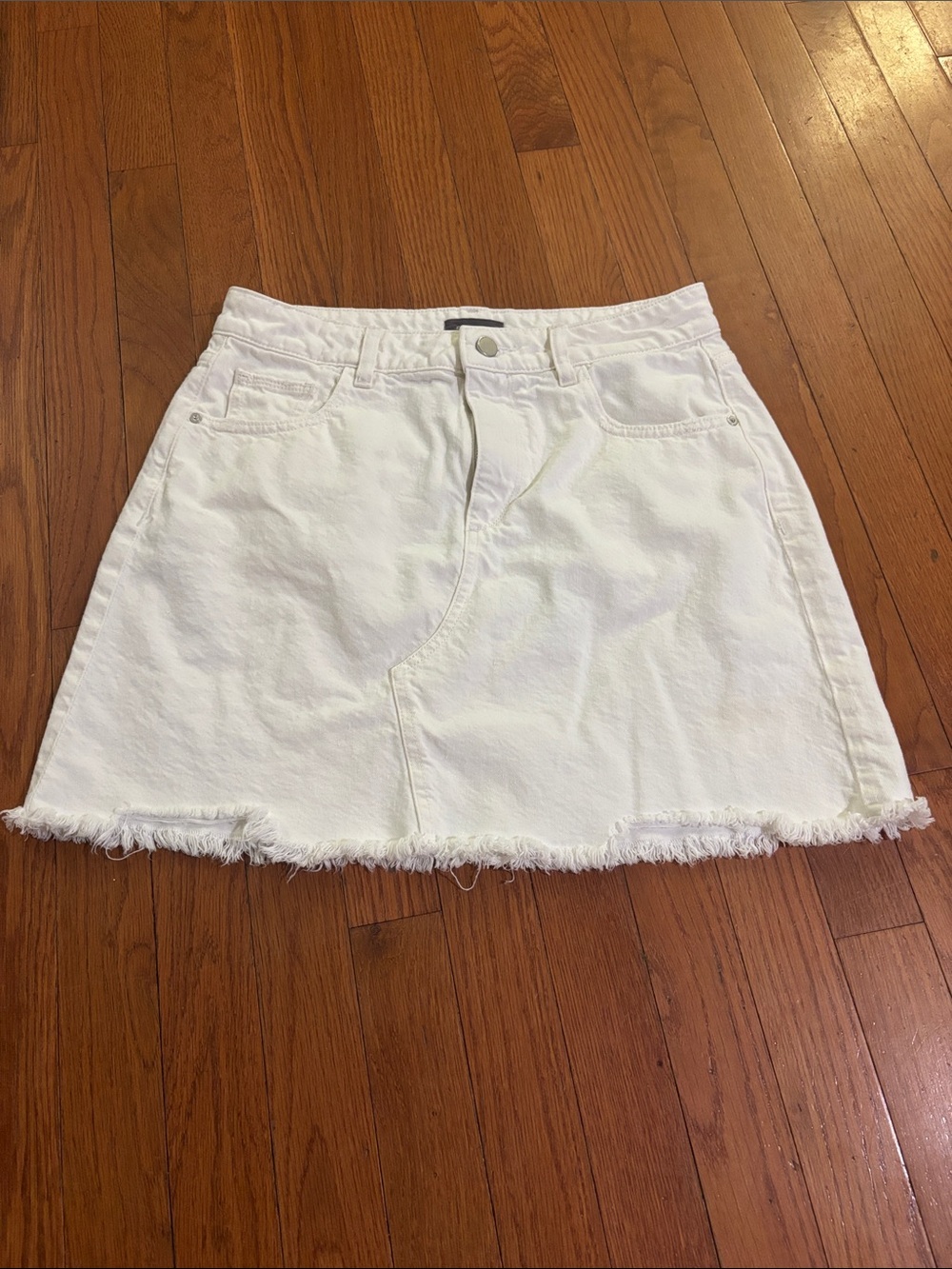DL1961 White Frayed-Hem Georgia Denim Mini Skirt. Size 28